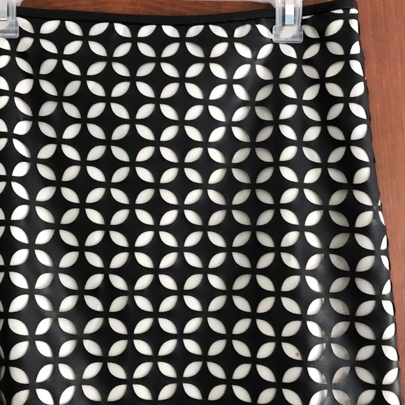 2/$50 VINCE CAMUTO Vegan Laser Cut Leather Skirt Size 6 - Picture 2 of 6